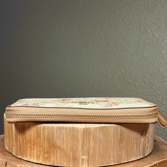 NEW WITH TAGS COACH SIGNATURE WITH DAISY BUNDLE PRINT ACCORDION ZIP WALLET - Picture 4 of 15